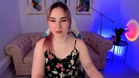 Snapshot of cutie_louise chatting on December 2024 12:22:02 AM Your Louise follow me online show from December 2024 12:22:02 AM