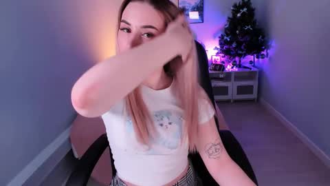 Snapshot of cutie_louise chatting on December 2024 03:47:02 AM Your Louise follow me online show from December 2024 03:47:02 AM