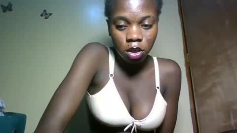 Snapshot of cutie_plush chatting on May 2026 08:18:02 PM cutieplush online show from May 2026 08:18:02 PM