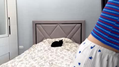 Snapshot of cwenecollins chatting on February 2026 07:51:02 AM Akemi online show from February 2026 07:51:02 AM