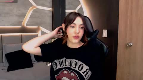 Dakota  online show from December 2025 01:18:02 PM