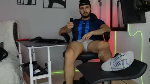 Snapshot of damian_buck chatting on February 2026 04:18:02 AM Jaxon online show from February 2026 04:18:02 AM