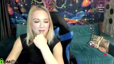 Snapshot of dances_queen chatting on January 2026 07:35:01 AM dances_queen online show from January 2026 07:35:01 AM