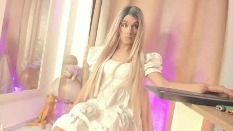 Snapshot of danielamay00 chatting on July 2026 09:44:02 AM danielamay00 online show from July 2026 09:44:02 AM