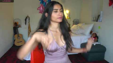 danalle .. online show from November 2025 07:34:02 PM