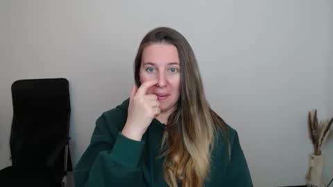 Snapshot of darklure_ chatting on October 2025 03:36:01 PM Anna online show from October 2025 03:36:01 PM