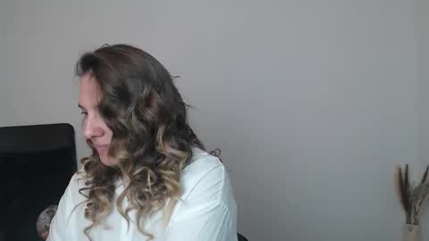 Snapshot of darklure_ chatting on November 2025 06:43:02 PM Anna online show from November 2025 06:43:02 PM