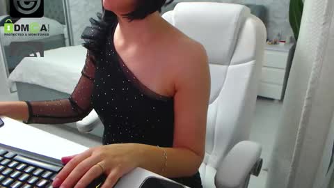 Snapshot of dear_ellisse chatting on October 2025 08:44:02 AM Elly online show from October 2025 08:44:02 AM