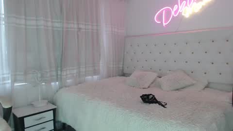 Snapshot of deboramom chatting on February 2025 07:30:02 PM DeboraMom online show from February 2025 07:30:02 PM