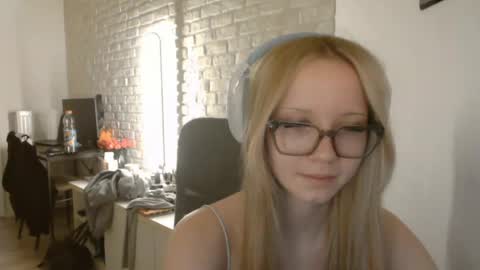 Snapshot of deeannnye chatting on May 2026 07:55:02 PM Amanda online show from May 2026 07:55:02 PM