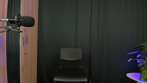 Delilah online show from February 2025 03:43:02 AM