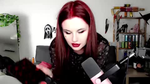 dellacrush_ online show from October 2025 05:25:01 PM