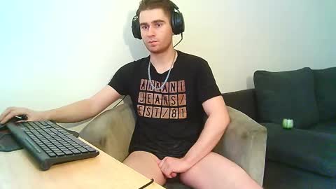 Snapshot of demoverzze chatting on January 2025 09:33:02 AM Dominik online show from January 2025 09:33:02 AM