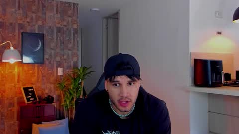 JULIAN online show from November 2025 07:03:01 PM