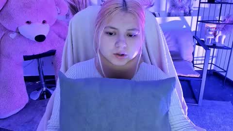 Dia online show from November 2025 07:02:01 PM