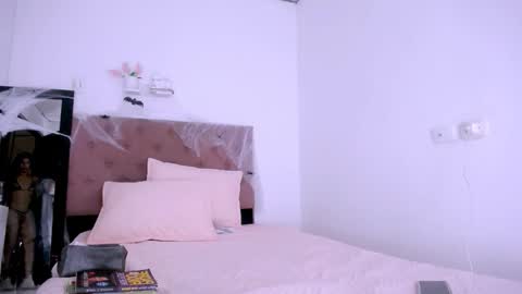 DINA online show from October 2025 07:36:02 PM