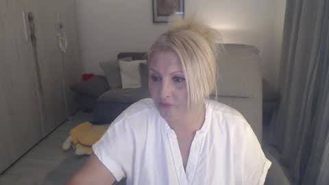Alexxa online show from May 2026 10:15:02 PM