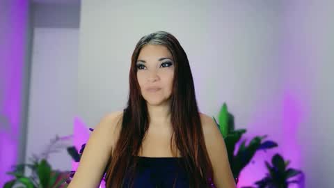 DivineLynn online show from November 2025 01:00:02 PM