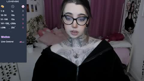 dixipixi_ online show from April 2026 05:38:01 AM