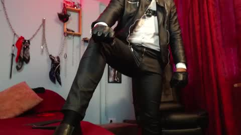 Diego Castell online show from December 2025 07:52:02 PM