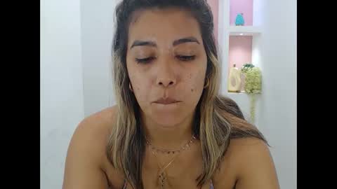 dona_tella online show from September 2025 04:40:02 PM