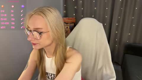 Snapshot of dontouchmyass chatting on December 2025 08:25:02 PM Ely online show from December 2025 08:25:02 PM