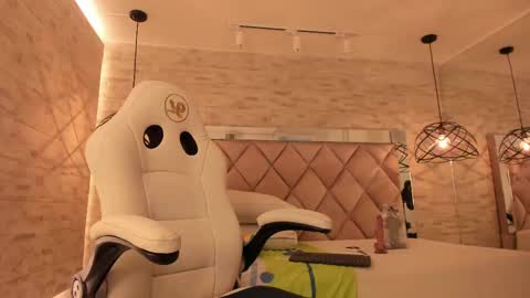  DOROTHY online show from February 2025 06:06:02 AM