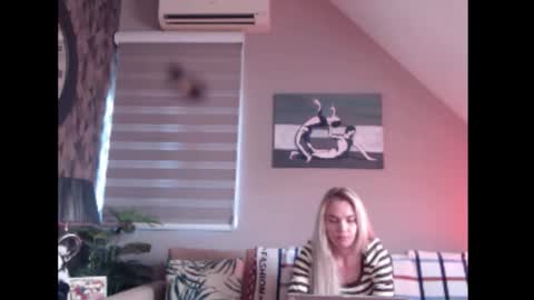 A girl online show from November 2025 08:06:02 AM