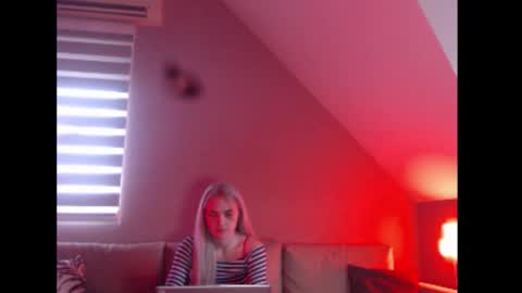 A girl online show from December 2025 08:20:01 AM