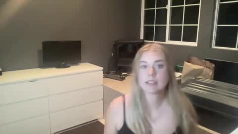 dumbblondexoxo online show from December 2024 06:47:01 AM