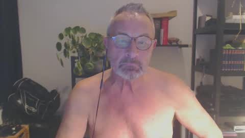 Snapshot of dutchpear chatting on January 2025 05:55:01 PM DutchPear online show from January 2025 05:55:01 PM