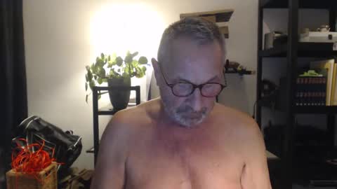 Snapshot of dutchpear chatting on February 2025 06:19:01 PM DutchPear online show from February 2025 06:19:01 PM