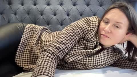 Nadia Ferreira  online show from November 2025 01:43:03 PM