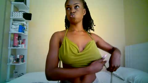 Snapshot of ebonytanqueen chatting on June 2026 04:35:02 AM ebonytanqueen online show from June 2026 04:35:02 AM