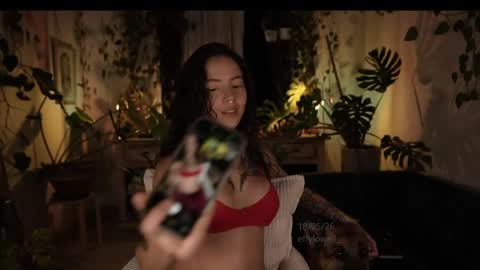 Snapshot of effylowell_ chatting on May 2026 01:11:02 AM Effy online show from May 2026 01:11:02 AM