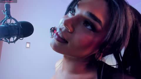 Snapshot of eiimy_ray_ chatting on April 2026 04:07:02 PM Eiimy ray online show from April 2026 04:07:02 PM