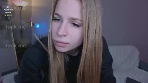 Snapshot of el1s_evans chatting on April 2026 10:20:02 AM please read my bio there is information about private shows and about my personality online show from April 2026 10:20:02 AM