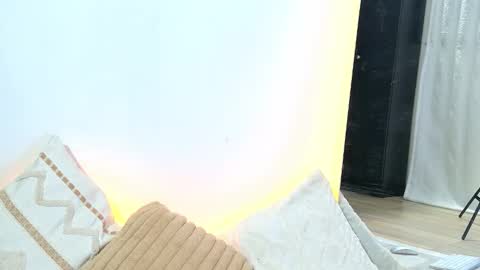 Snapshot of elaravennori chatting on January 2026 01:32:02 AM elaravennori online show from January 2026 01:32:02 AM