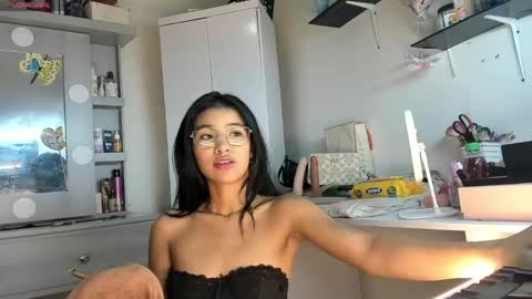 Snapshot of elettra_bennet chatting on May 2026 02:28:01 AM elettra_bennet online show from May 2026 02:28:01 AM