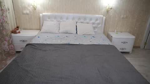 Luna online show from October 2025 09:59:02 PM