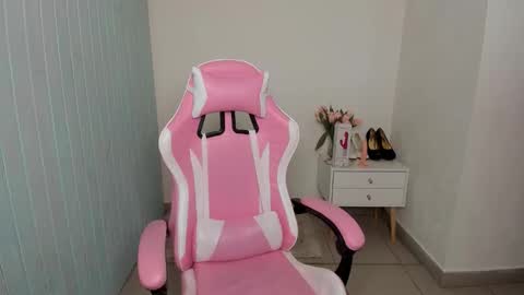 elieiza_xo online show from October 2025 06:54:01 AM