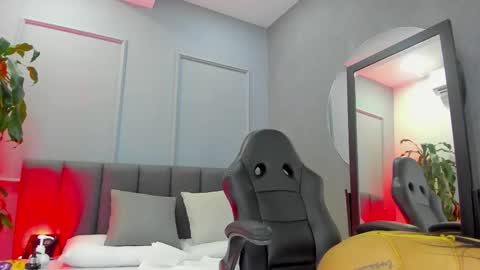 Elisa online show from October 2025 07:03:02 PM