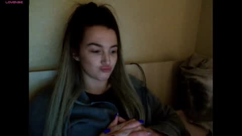 elisa_dove208 online show from December 2025 05:08:02 PM