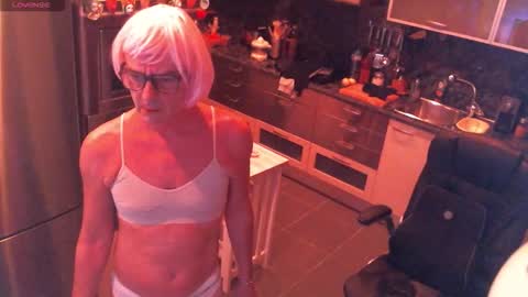 Snapshot of elise_tv chatting on November 2025 08:36:02 PM Barbie online show from November 2025 08:36:02 PM