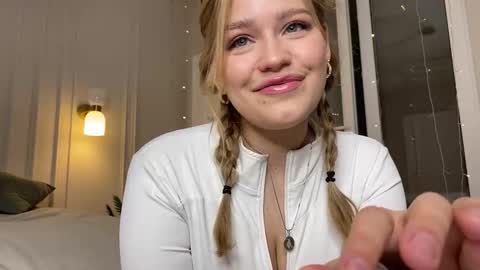 Stephanie online show from December 2025 07:21:01 PM