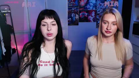 Snapshot of eliza_benet_ chatting on October 2025 01:43:02 PM Ari online show from October 2025 01:43:02 PM