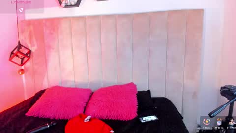 Lucia Vonne online show from December 2025 01:16:02 PM