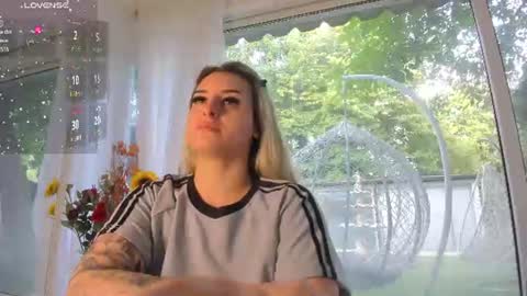 Snapshot of ella_vee chatting on June 2026 04:25:02 AM ella_vee online show from June 2026 04:25:02 AM