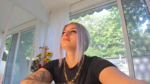 Snapshot of ella_vee chatting on July 2026 04:31:01 AM ella_vee online show from July 2026 04:31:01 AM