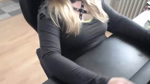 Elly online show from October 2025 07:30:01 AM